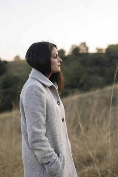 Portret van vrouw in veld — Stockfoto