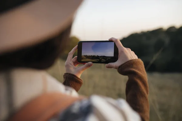 Žena pořizování fotografie krajiny — Stock fotografie