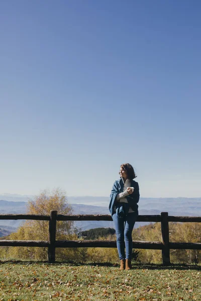 Žena se těší spadají — Stock fotografie