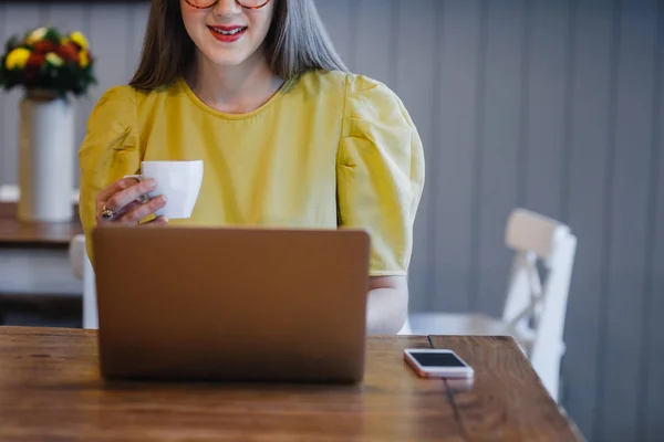 Жінка використовує ноутбук у кав'ярні — стокове фото