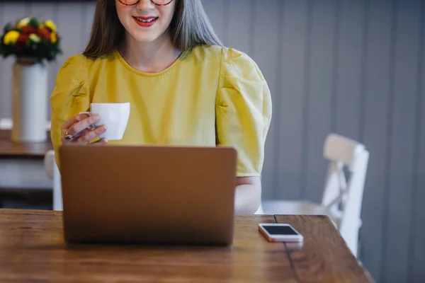 Žena přes notebook v kavárně — Stock fotografie