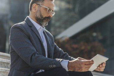 işadamı tablet kullanma
