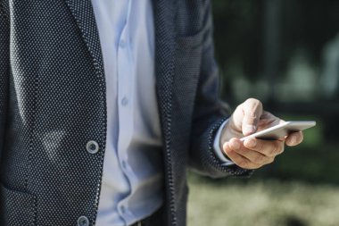 Smartphone'da yazarak işadamı