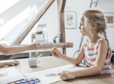 su renkleri ile çizim kız