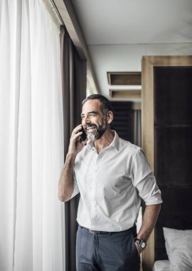 cep telefonuyla konuşan işadamı