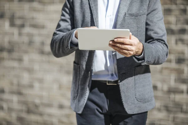 Empresario usando tableta — Foto de Stock