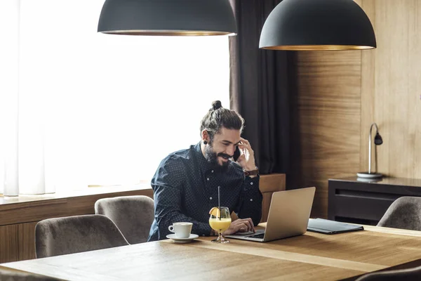 Empresário Freelancer trabalhando a partir do quarto de hotel — Fotografia de Stock