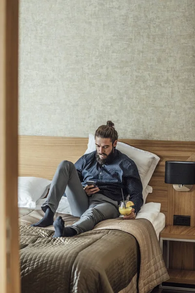 Affärsman som njuter på Hotel Bed — Stockfoto