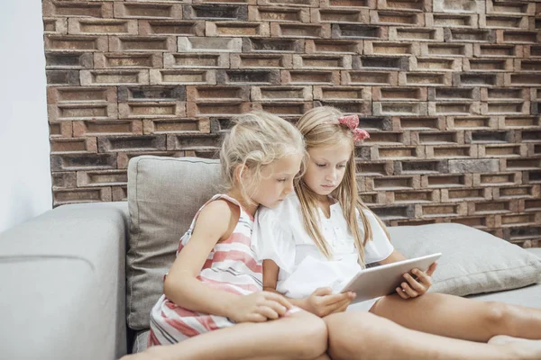 Kinder nutzen Tablet — Stockfoto