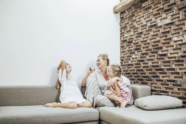 Mãe abraçando seus filhos — Fotografia de Stock