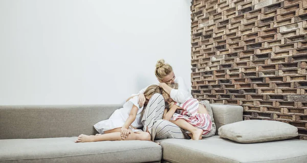 Mãe abraçando seus filhos — Fotografia de Stock