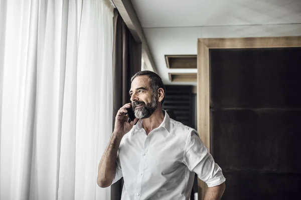 Uomo d'affari che parla al cellulare — Foto Stock