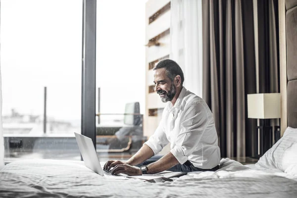 Businessman Typing on Laptop — Stock Photo, Image