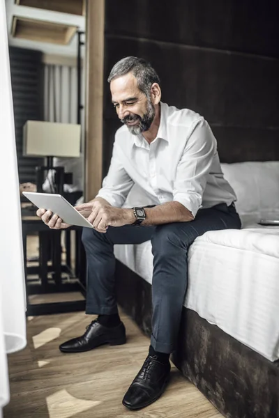 Empresário segurando tablet — Fotografia de Stock