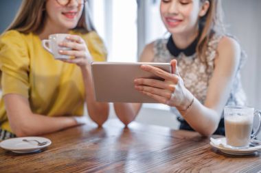 Tablet kullanarak kız