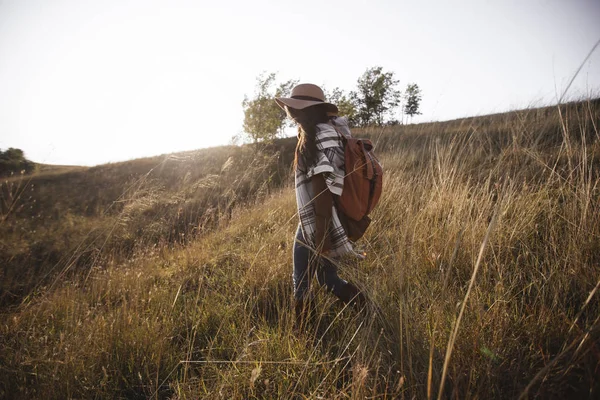 Mujer Senderismo en el campo — Foto de Stock