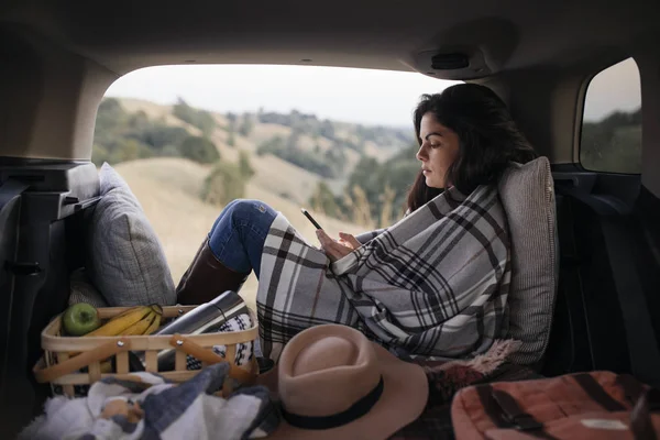 Viaggiatore donna utilizzando il telefono cellulare — Foto Stock