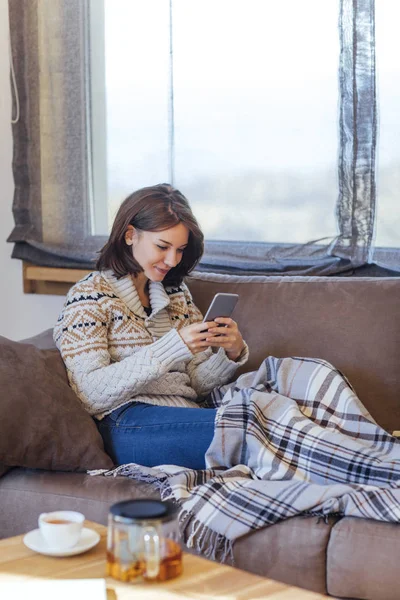 Жінка друкує на смартфоні — стокове фото