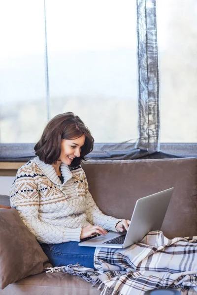 Donna che lavora sul computer portatile in inverno — Foto Stock