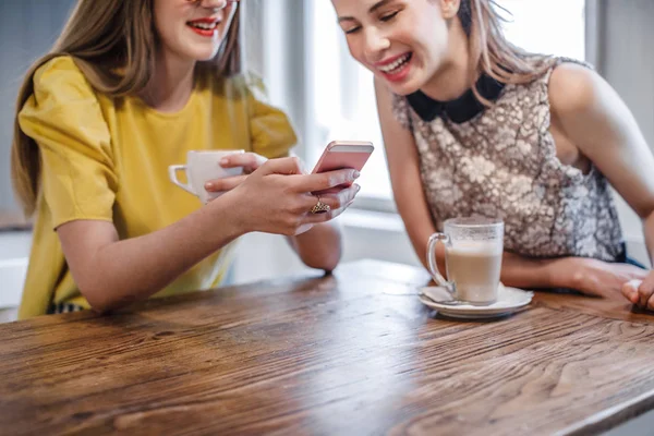 Látszó-on sejt telefon barátnők — Stock Fotó