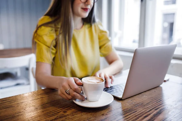 Mujer usando el ordenador portátil en la cafetería — Foto de Stock