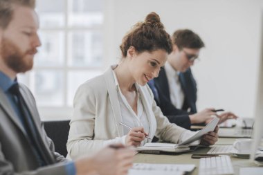 Ofiste çalışan iş adamları