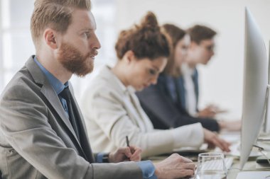 Ofiste çalışan iş adamları