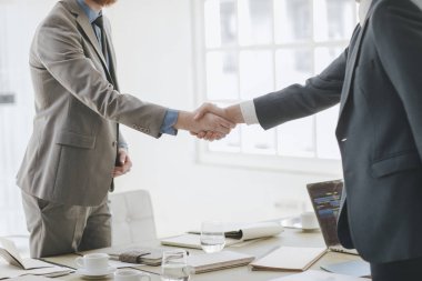 İş adamları el sıkışıyor