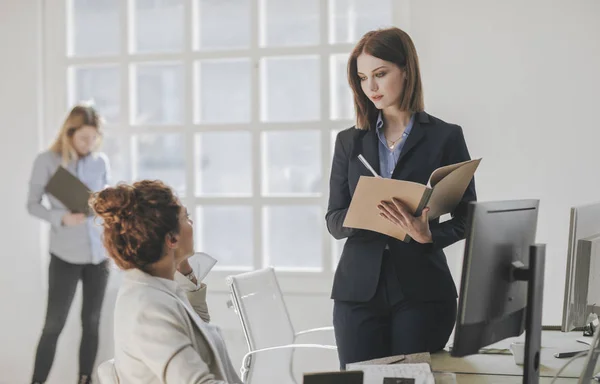 Geschäftsfrauen arbeiten zusammen — Stockfoto