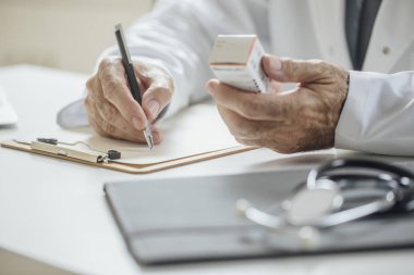 Doktor reçete yazıyor.