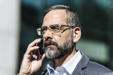 cep telefonuyla konuşan işadamı