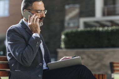cep telefonuyla konuşan işadamı