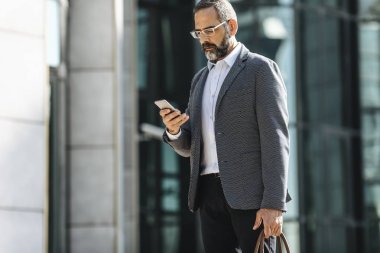 cep telefonundan yazarak işadamı