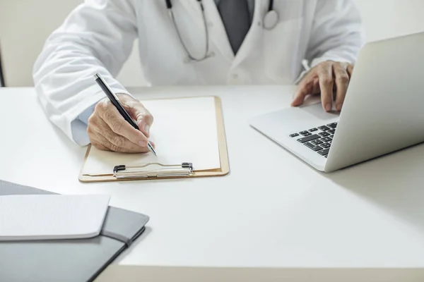 Medico scrittura prescrizione — Foto Stock