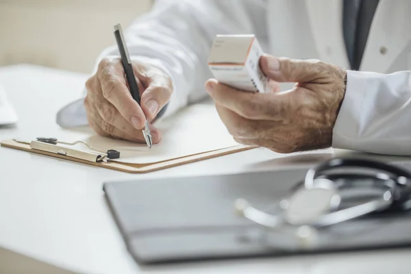 Doktor reçete yazıyor. — Stok fotoğraf