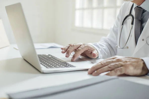 Läkare använder laptop — Stockfoto