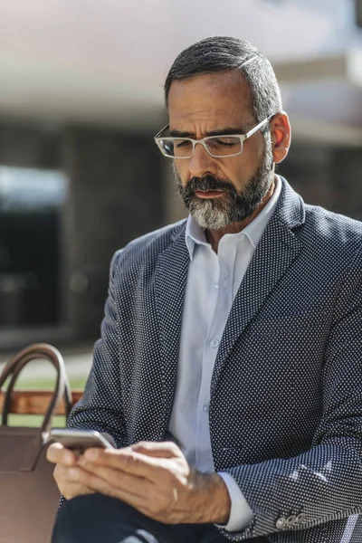 Affärsman maskinskrivning på Smartphone — Stockfoto