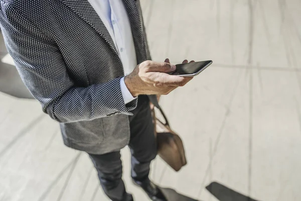 Homem de negócios usando telefone celular — Fotografia de Stock