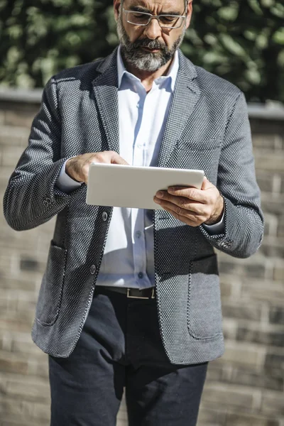 Biznesmen za pomocą tabletu — Zdjęcie stockowe