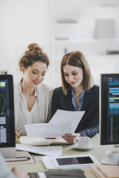 Geschäftsleute, die an der Börse arbeiten — Stockfoto