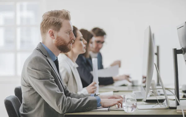 Les hommes d'affaires qui travaillent au bureau — Photo