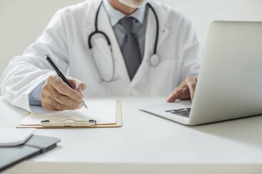 Doktor reçete yazıyor.