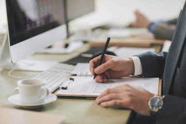 Ofiste çalışan iş adamları