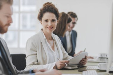 Ofiste çalışan iş adamları