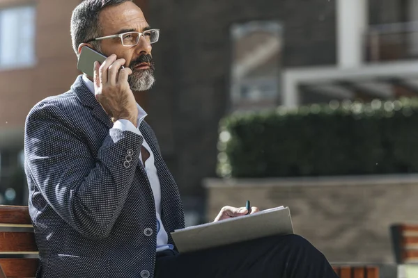 Empresário falando no celular — Fotografia de Stock