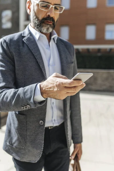 Empresário digitando no smartphone — Fotografia de Stock