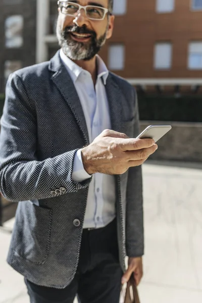 Bonito Sorridente Homem Negócios Caucasiano Livre Usando Smartphone — Fotografia de Stock