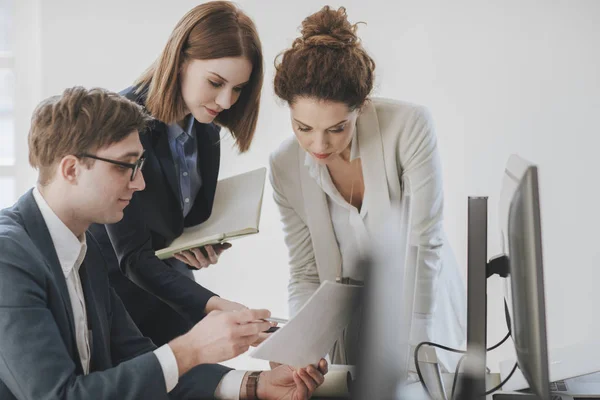 Empresários que trabalham em equipe — Fotografia de Stock