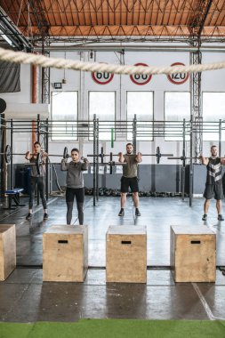 İnsanlar spor salonunda egzersiz yapıyor