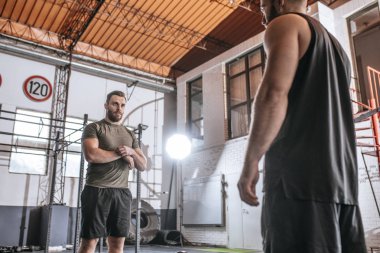 İnsanlar vasıl jimnastik salonu